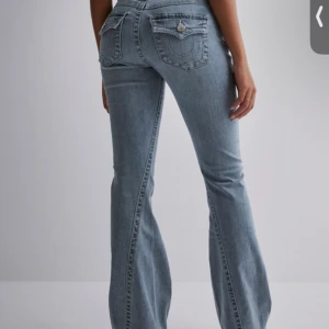 True religion jeans  - Jätte fina jeans som jag säljer på grund av att dom var för stora och att jag inte hade möjlighet att lämna tillbaka. De är helt oanvända. Orgeln pris 1299kr