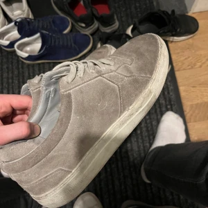 Axel arigato skor - Ett par arigatos i storlek 42. Skick 5/10 men med lite uppfräschningar så kan de nog se riktigt bra ut. Säljer för att jag har tröttnat på de. Priset är inte hugget i sten och har ni någon fundering är det bara att höra av sig.