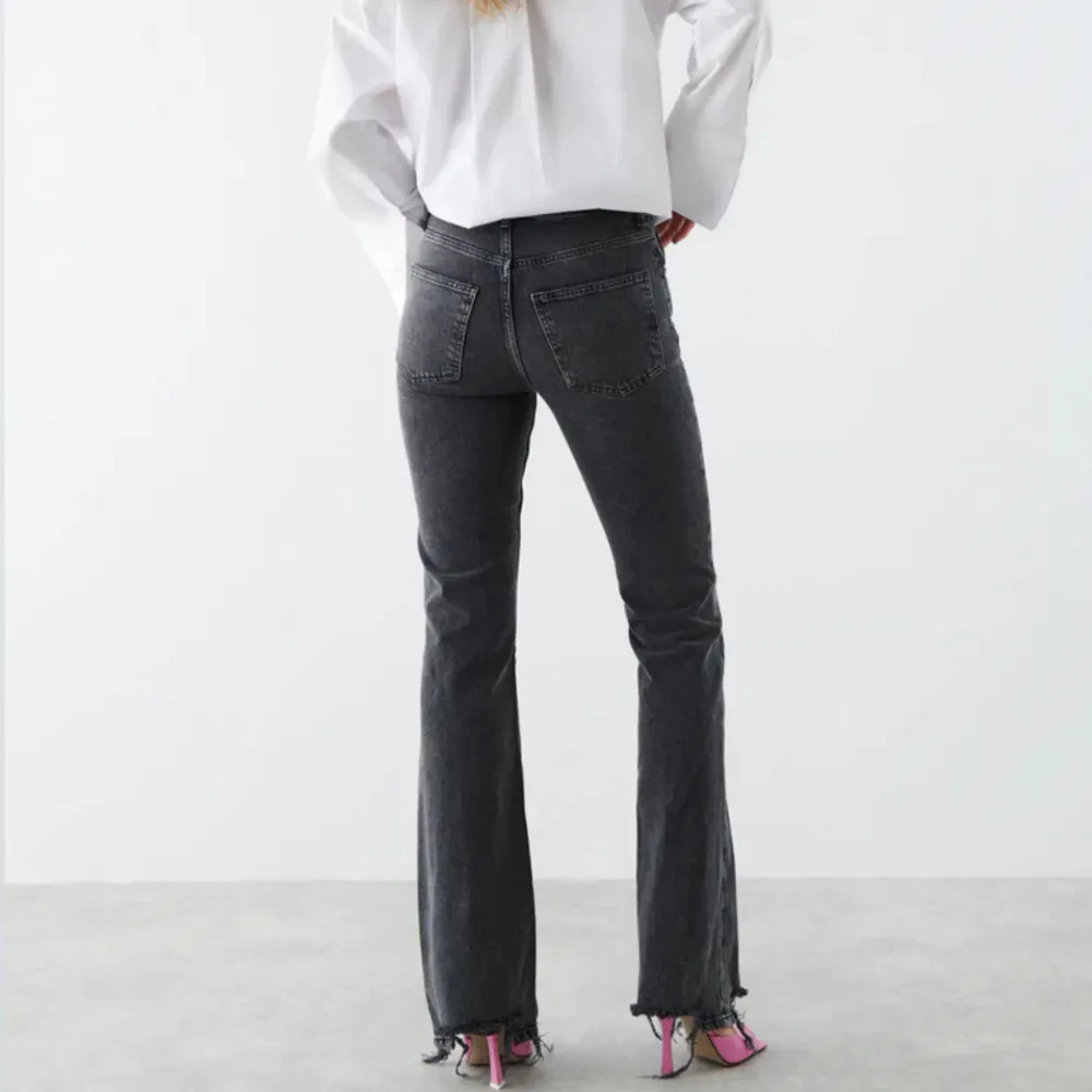 Säljer nu dessa superfina jeans från Gina tricot i storlek 38. FULL LENGHT FLARE JEANS, helt slutsålda på hemsidan . Jeans & Byxor.