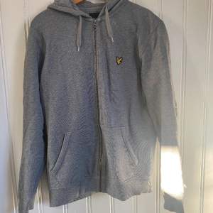 En zip hoodie ifrån märket Lyle & Scott i storlek S, nypris: 899, mitt pris: 249.