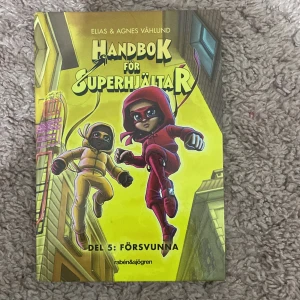 Handbok för superhjältar bok - Hej! Jag vill sälja min bok. Handbok för superhjältar del 5 försvunna. Författare Elias & Agnes våhlund. Boken är jättespännande och bra!! Pris går att diskutera!💕