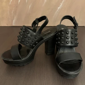 Svart klack med nitar - Snygg klack med nitar, 11cm höjd, bra skick