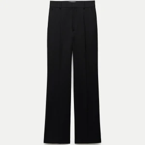 Zara kostymbyxor i wool  - Supersnygga högmidjade kostymbyxor med lätt flare, gjort i wool. Köpa för 859:-