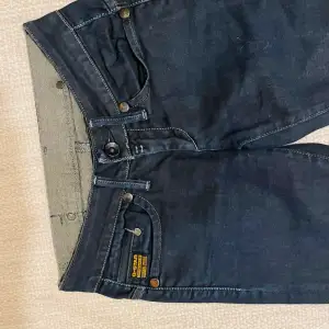 Jättesnygga g-star jeans i färgen mörkblå. Dom är knappt använda och är i storleken 26/32. (xs) 💕💕