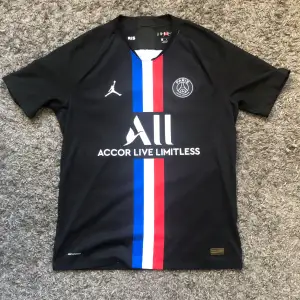 Psg 2019/2020 fjärde kit. Tröjan är äkta och i väldigt bra skick (9,5/10). Säljer för jag använder inte.  