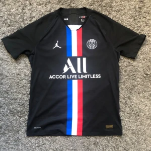 Mbappé tröja  - Psg 2019/2020 fjärde kit. Tröjan är äkta och i väldigt bra skick (9,5/10). Säljer för jag använder inte.  