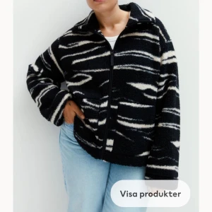 Hm teddyjacka - Säljer denna skitsnygga Teddy jacka från hm som är HELT slutsåld i alla storlekar, den är även i nyskick med prislapp på. Kontakta om ni vill ha egna bilder💕💕