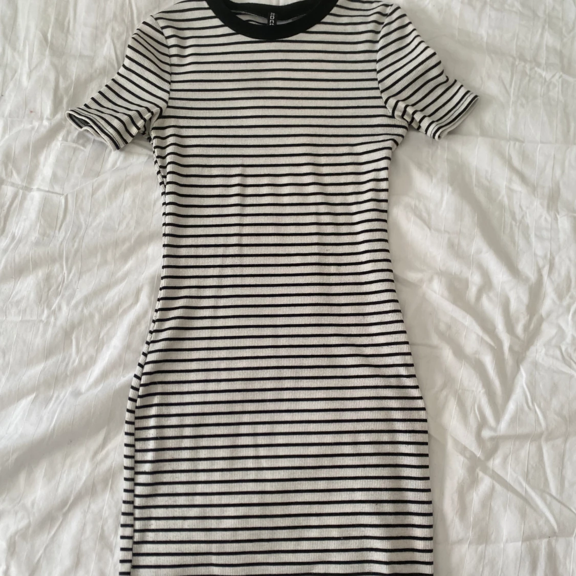 Randig tajt klänning