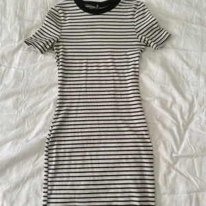 Randig tajt klänning - Fin randig klänning :) storlek 38 men passar även mindre