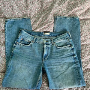 Låidjade jeans  - Jag säljer ett par lågmidjade petite jeans från Gina Tricot. OBS! Jag har sytt in snörning vid midjan.  Pris kan diskuteras 💗 