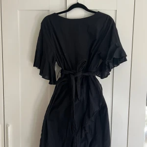 Klänning - Superfin klänning som passar till både fest och vardag. Stl 36 men lite mindre i storleken 