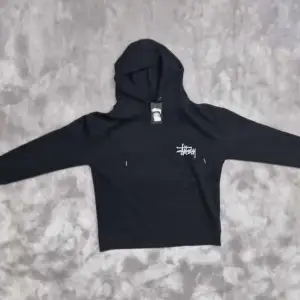 En helt ny svart Stussy hoodie endast använd en gång 💯 Storlek S 🔥 Den är skön och bekväm att ha på sig🔛🔝 Köpt är köpt🤩  Dem snabba affärerna är dem bästa💯 1-1