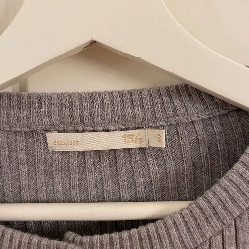 Jag säljer en grå stickad kofta som är ifrån lager 157, jag har endast använt tröjan en gång. . Tröjor & Koftor.