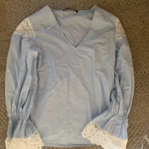 Zara blus med spets - Blå zara blus med spets detaljer i strl xs bra skick