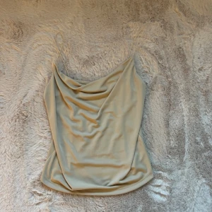 Topp - En beige fin topp