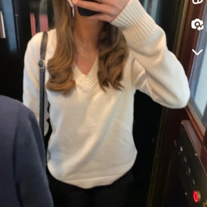 Stickad tröja - Säljer denna fina stickade tröjan eftersom jag inte anvönder den. 