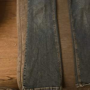 Butcut jeans från Gina tricot perfekt jeans bra skick använts 1 gång (råka köpa fel storlek) pris kan diskuteras på alla varor glömmer ibland och skriva på andra plagg 