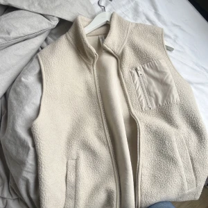 Teddy väst  - Säljer denna fina teddy väst från Lindex, perfekt nu till våren. 