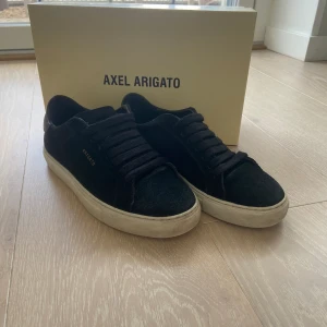 Axel Arigato Sneakers - Säljer ett par Axel Arigato skor i storlek 37, model: clean 90 suede. I gott skick, sparsamt använda. Köpta på NK i Stockholm, medföljer kartong och skopåse. Skriv vid minsta fundering.