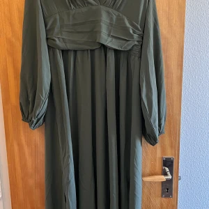 Klänning stl XL - Grön fest klänning i stl XL. Väldigt fin o skön klänning 