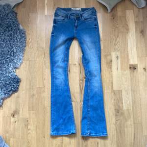Midjemåttet rakt över: 34 Innebenlängden: 78 Mina favvo jeans blev för små till slut 🫶🫶Pris går att diskutera 