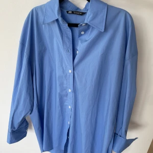 Blå skjorta  - Blå overaized skjorta, aldrig använd 