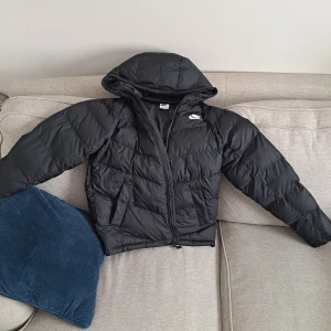 Svart Nike jacka - Helsvart Nike Jacka XL Barn storlek/S vuxen storlek Nyskick