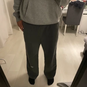 Gråa baggy mjukisbyxor - Gråa baggy mjukisar. Storlek L. Mycket bra skick. Kontakta mig privat för mer information eller bilder!😊✌️