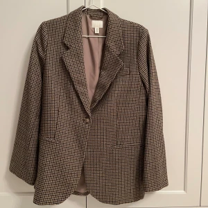 Hundtandsmönstrad kavaj - Hundtandsmönstrad kavaj från H&M i storlek S, endast använd en gång. Nypris 499kr.