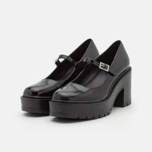 Älskar dem här skorna men dem är lite för små! 🥺aldrig använda 💅 Storlek 37 men känns fortfarande för liten! Nypris: 450 kr 🎀