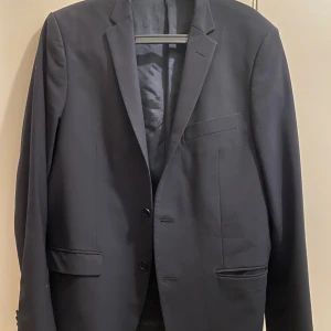 Kavaj - Kavaj från Sir, endast använd två gånger, en trasig söm i en av inner fickorna, och vid ena armen på insidan men är inte synligt och går enkelt att laga, nypris 1995kr🥰 Lägg gärna bud, priset kan definitivt diskuteras!!