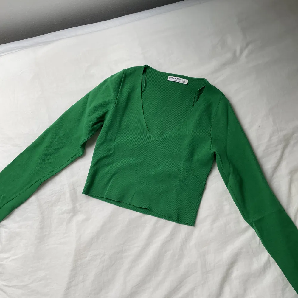 Säljer den här jättesnygga gröna tröjan! Använd ett fåtal gånger, men är i väldigt bra skick. Skriv vid frågor🫶🏼. Blusar.