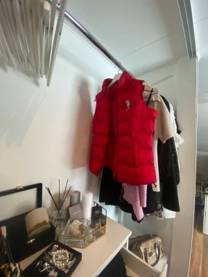 Ralph Lauren - Röd Ralph lauren väst i storlek M, HELT oanvänd ❤️ Köpt för 1000kr 