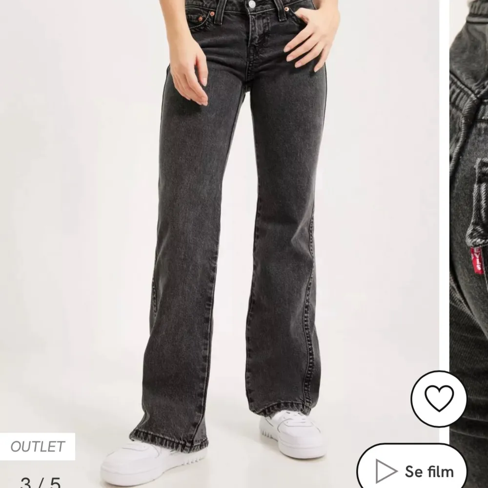 Jeansen är i storlek 27 i midjan och är i bra skick dom är låg midjade och säljs på grund av kroppsändring och dom kostar nya 1600kr pris kan diskuteras . Jeans & Byxor.