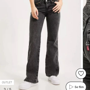 Jeans  - Jeansen är i storlek 27 i midjan och är i bra skick dom är låg midjade och säljs på grund av kroppsändring och dom kostar nya 1600kr pris kan diskuteras 