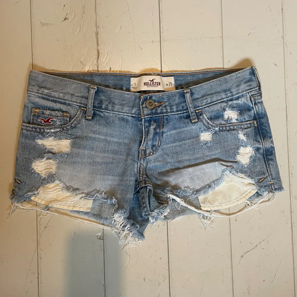 Säljer dessa lågmidjade jeans shorts från hollister. Dom är för små för mig så kan inte skicka bilder med dom på!. Shorts.