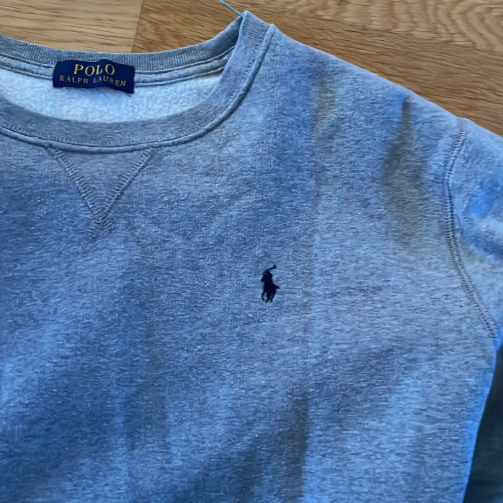 Grå Ralph Lauren tröja i 9/10 skick Nypris 2000kr säljer för 289kr Snygg tröja med bra passform, frakt betalar köparen. Pris kan diskuteras. Tröjor & Koftor.