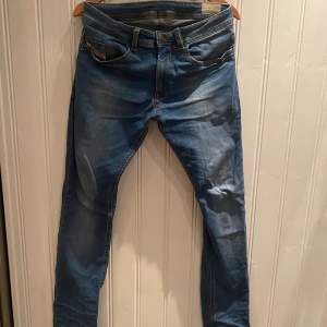 Tjena! Säljer nu mina jeans ifrån Diesel pga att jag växt ur dem, jeansen är i storlek 16Y och är i mycket bra skick, nypris: 899, mitt pris: 99.