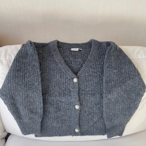 Stickad kofta  - Säljer en jättefin stickad kofta med knäppbara knappar, mjuk och jättefin, säljer på grund av att den inte är min stil 