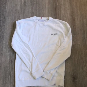 Sweatshirt  - Sweatshirt från Les Deux som är använd få gånger. Storlek S och passar mig som är 177 men passar även mindre. Nypris runt 700