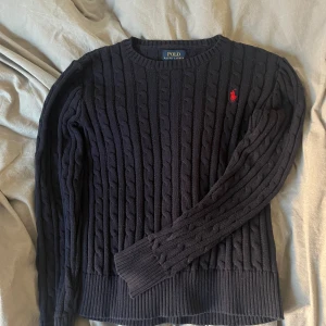 Ralph Lauren stickad tröja - super classy kabelstickad tröja från ralph lauren. nypris ca. 2000. Storlek 16 år och passar mig som är 165 typ. Föreslå gärna annat pris 🩷