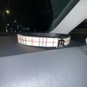 Burberry bälte - Säljer ett burberry bälte . Strl 105 cm. Skick 6/10