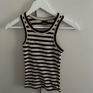 Gina topp - Fin topp från Gina tricot. Använd bara 1 gång. Snyggt skick. Kontakta om flera bilder önskasss☁️⭐️