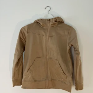 Beige sport flis - En beige tunnare flis perfekt att bara slänga på sig nu när det börjar bli varmare ute☺️ Storlek 140 och passar både tjej och kille.