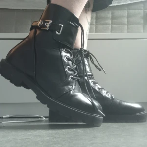 Kängor  - Kängor, endasr använda ett fåtal gånger 