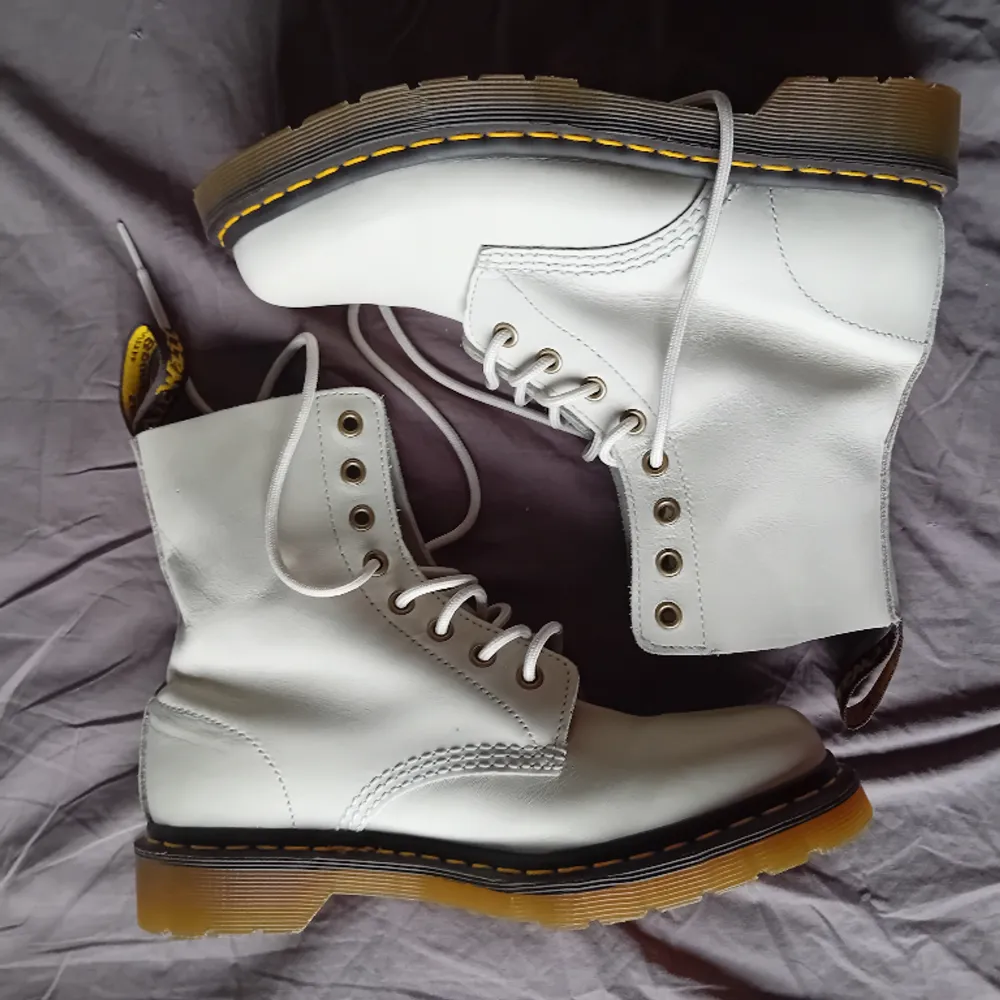 Vita dr martens, använda ett fåtal gånger. Nypris ca 2300 . Skor.