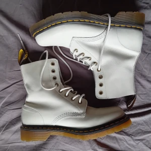 Vita dr martens  - Vita dr martens, använda ett fåtal gånger. Nypris ca 2300 
