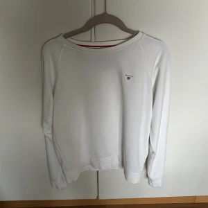 Gant crewneck - Säljer denna gant crewneck i toppen skick. Använd ett fåtal gånger och har inga skador eller någonting. Säljer då den inte kommer till användning längre. Priset kan diskuteras!
