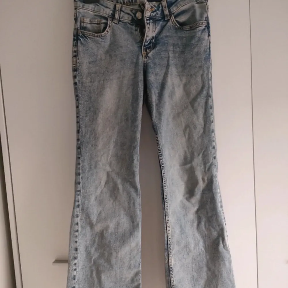 snygga lågmidjade ljusblåa jeans från hm⭐️⭐️ säljs pga av att dom är lite för korta på mig. Helt nya och har sprättat upp dom där nere, fråga för bild💞💞. Jeans & Byxor.