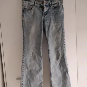 snygga lågmidjade ljusblåa jeans från hm⭐️⭐️ säljs pga av att dom är lite för korta på mig. Helt nya och har sprättat upp dom där nere, fråga för bild💞💞